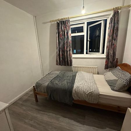 Stevenage Town Centre Hostel - Budget Single Room Εξωτερικό φωτογραφία