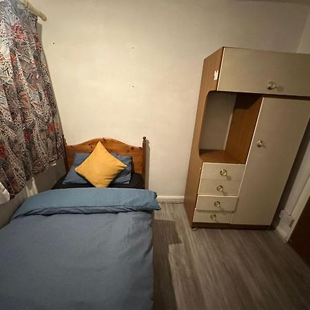 Stevenage Town Centre Hostel - Budget Single Room Εξωτερικό φωτογραφία