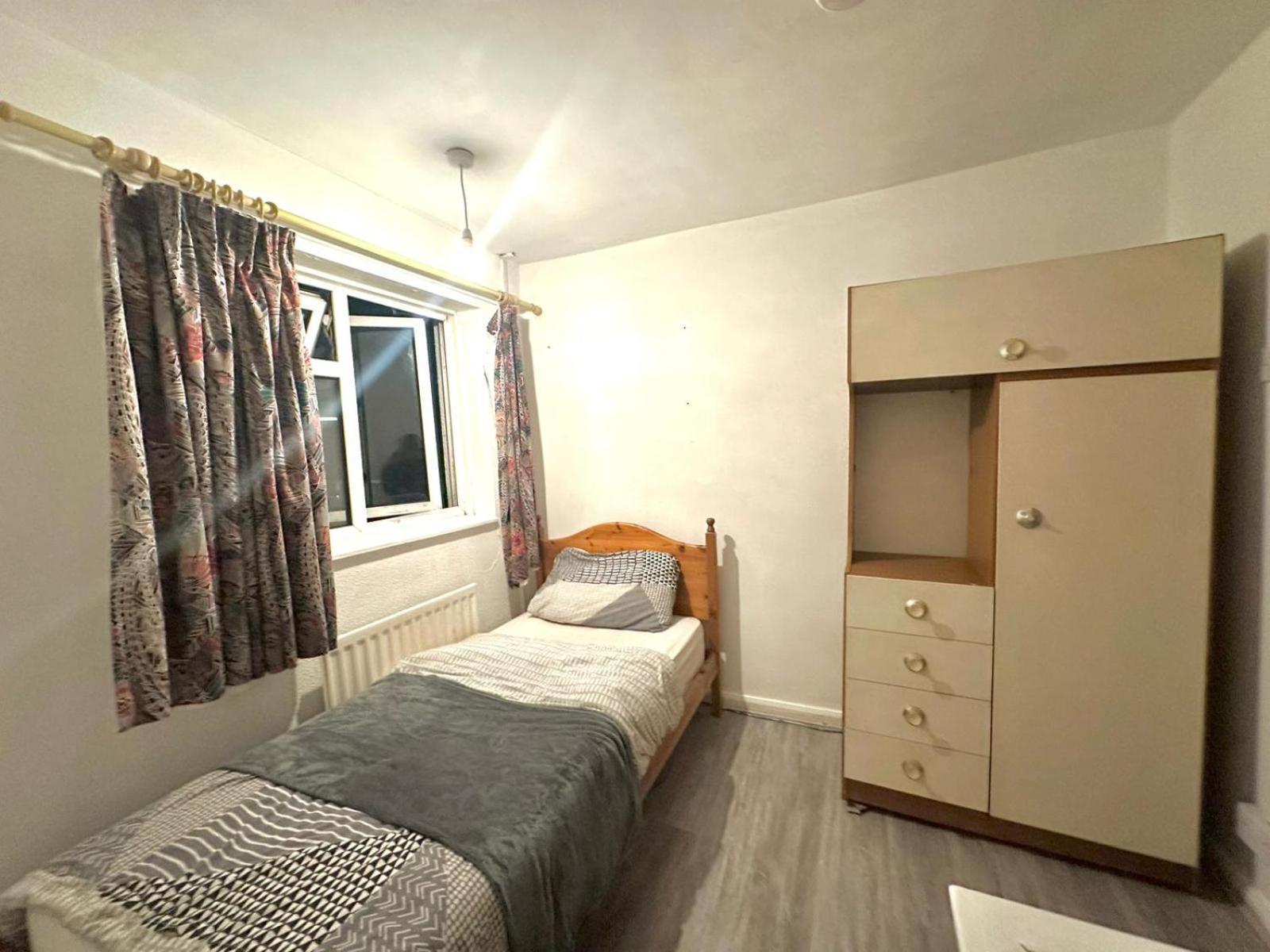 Stevenage Town Centre Hostel - Budget Single Room Εξωτερικό φωτογραφία