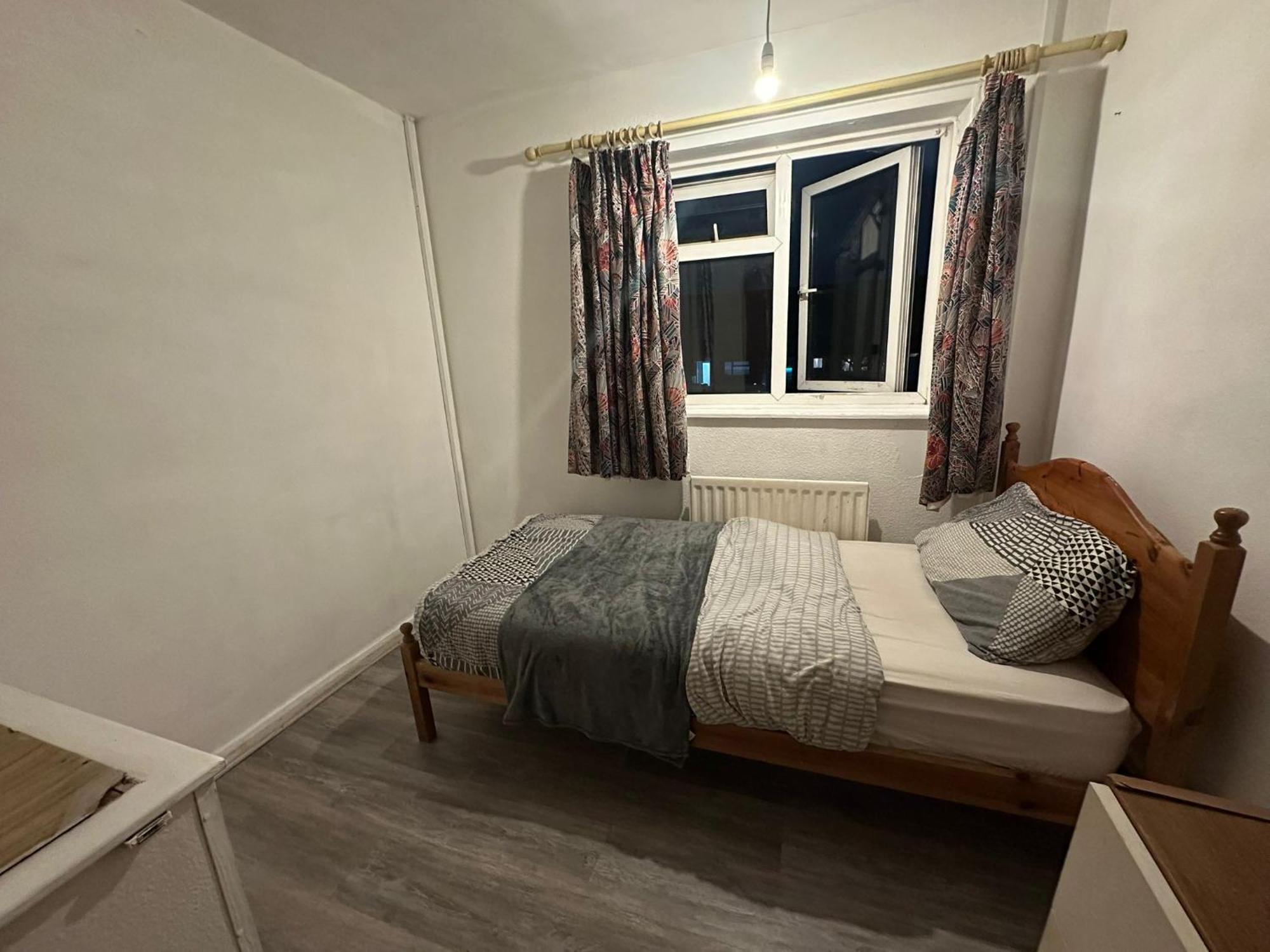Stevenage Town Centre Hostel - Budget Single Room Εξωτερικό φωτογραφία